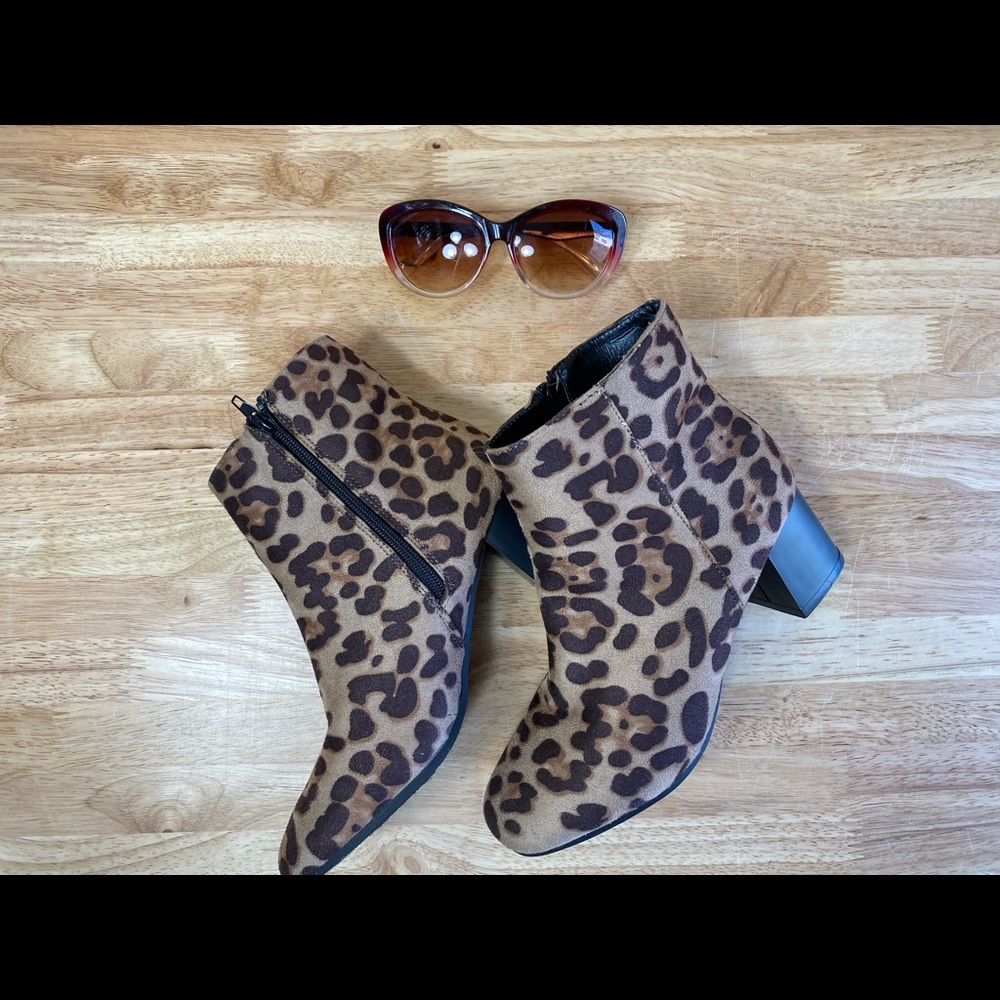 Woman’s short boots animal print